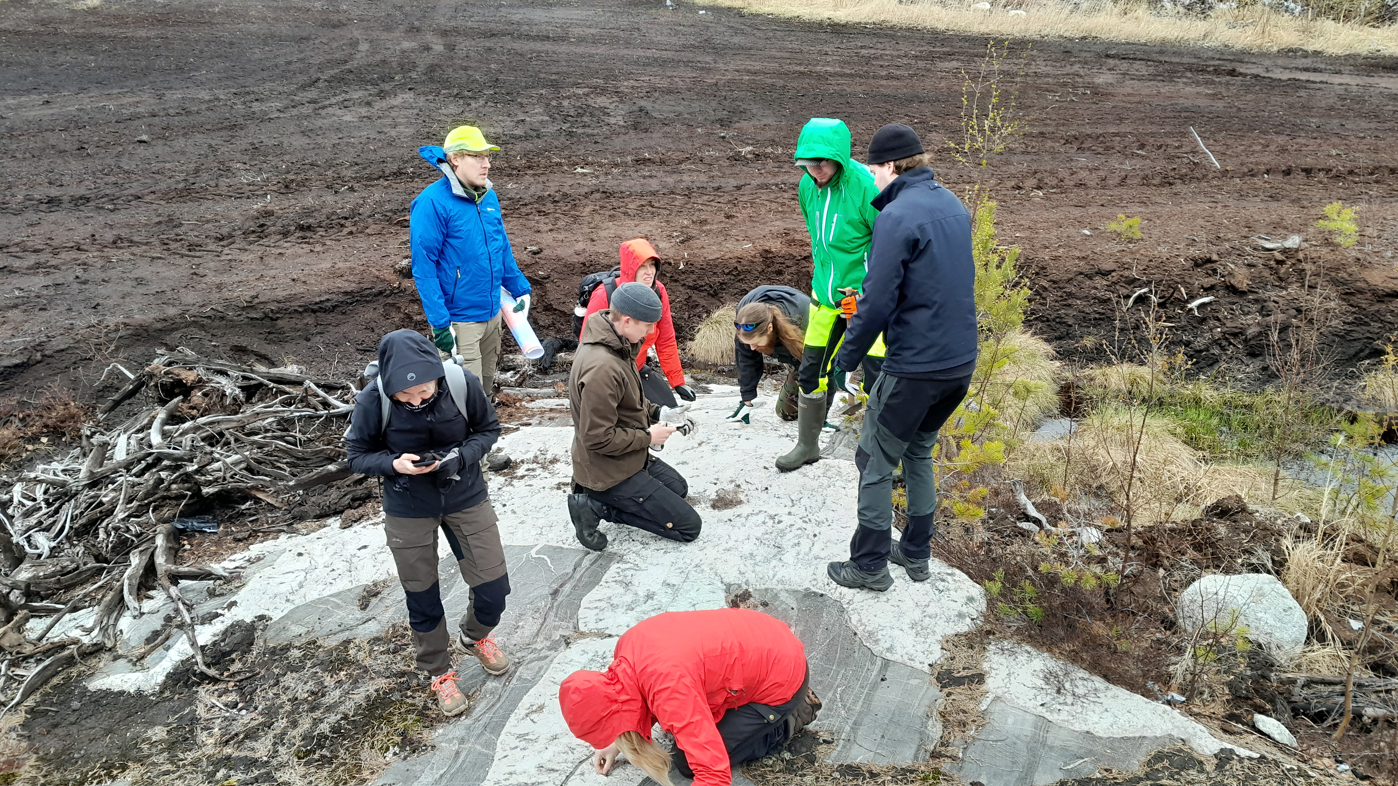 Geologeja excursiolla kalliota ihmettelemässä. Kuva: Perttu Mikkola